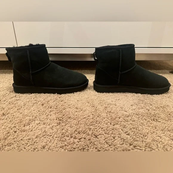 Authentic New Woman’s classic Mini Ugg Boot Size US 8 - Picture 2 of 8